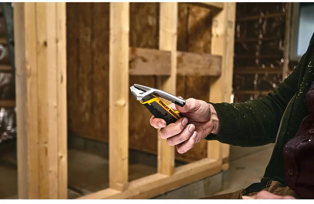 Ніж FatMax Integrated Snap Knife довжиною 165 мм з лезом шириною 18 мм з сегментами, що відламуються STANLEY FMHT10592-0
