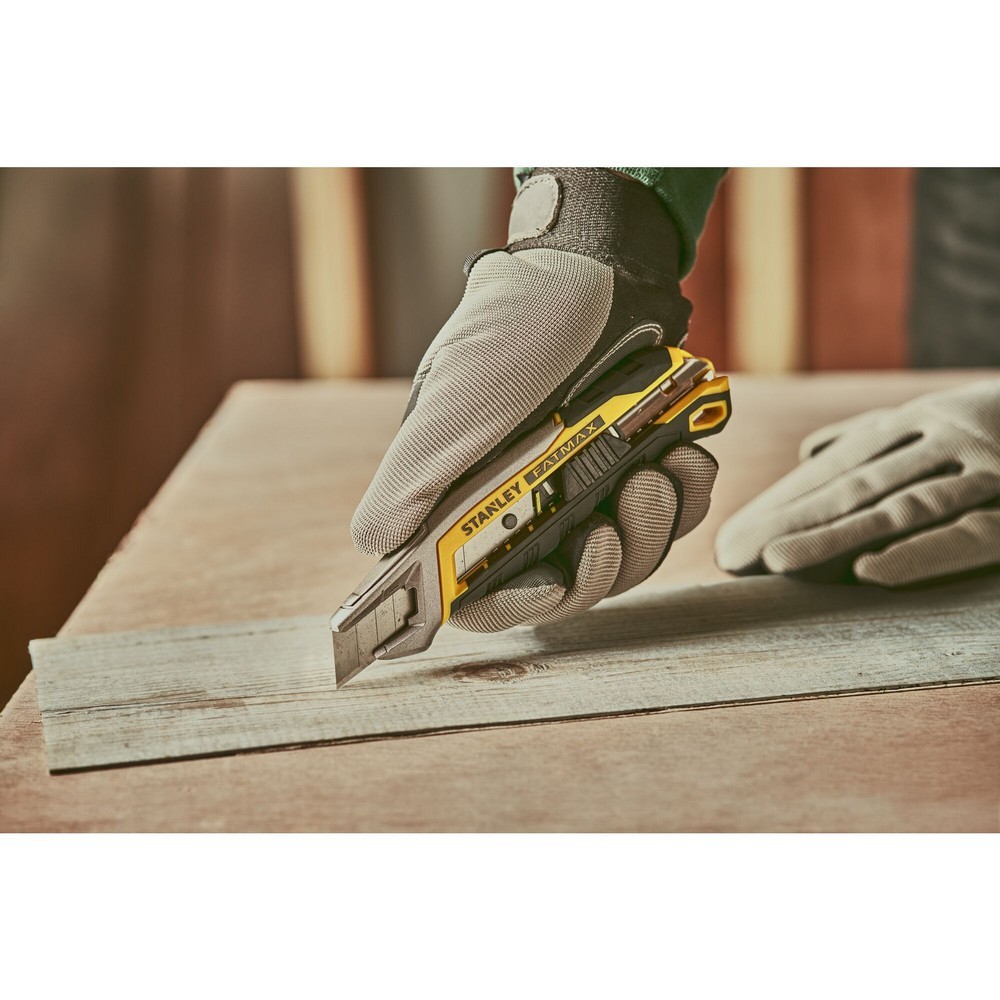 Ніж FatMax Integrated Snap Knife довжиною 165 мм з лезом шириною 18 мм з сегментами, що відламуються STANLEY FMHT10594-0