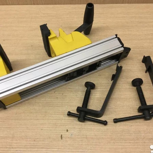 Лещата з швидкої регулюванням із зусиллям стиснення 180 кг STANLEY 0-83-179